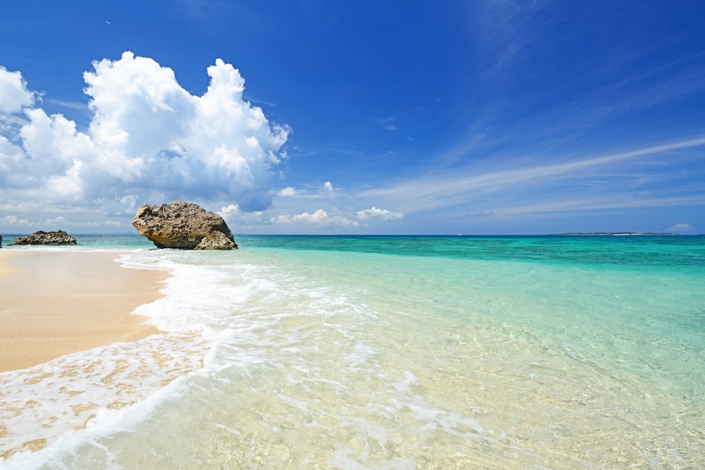 沖縄の海で還る、明るく温かい旅立ちを